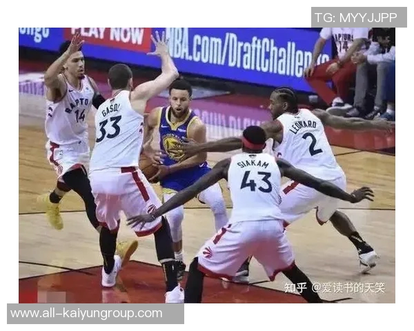 勇士战胜对手合砍33分库里与格林击掌瞬间成为海报焦点