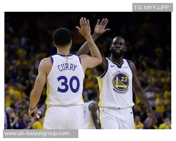 勇士战胜对手合砍33分库里与格林击掌瞬间成为海报焦点